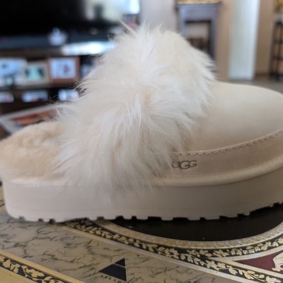 UGG Women's Cream Slippers - Picture 2 of 7